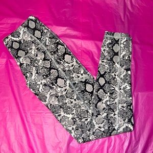 snakeskin print 🐍 VS sport leggings